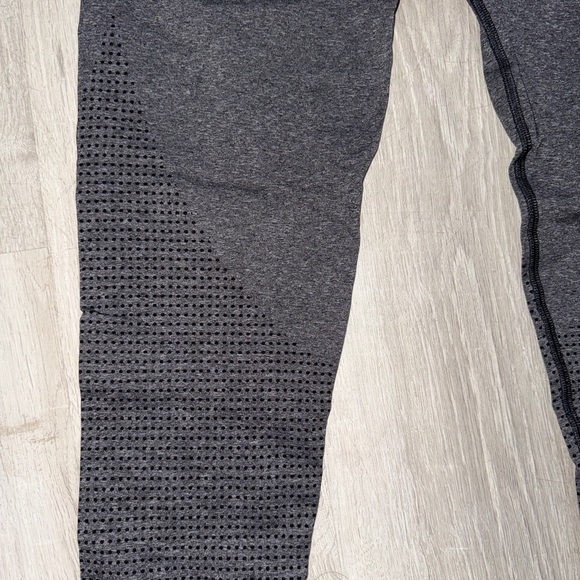 Gymshark Grey Leggings with Black Details - Picture 4 of 5